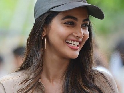 pooja hegde height