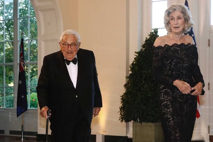 nancy kissinger height
