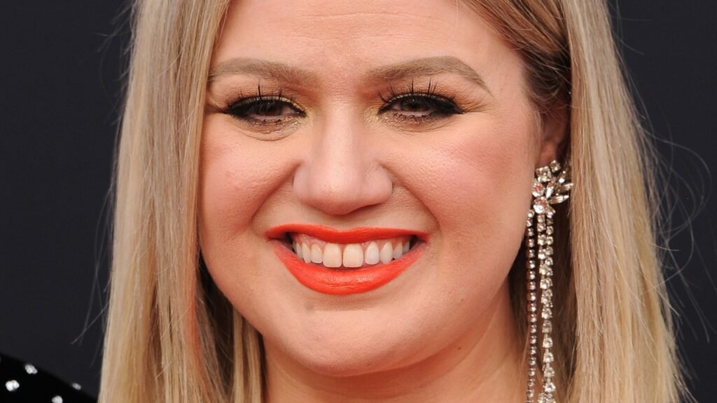 kelly clarkson height